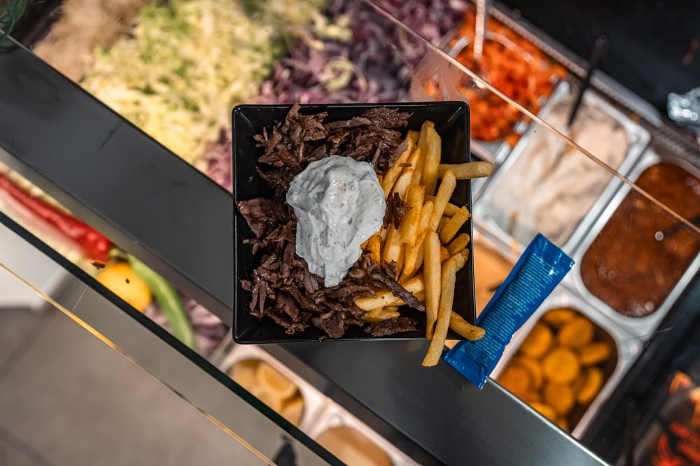 Steakdöner Box mit Pommes und Sauce