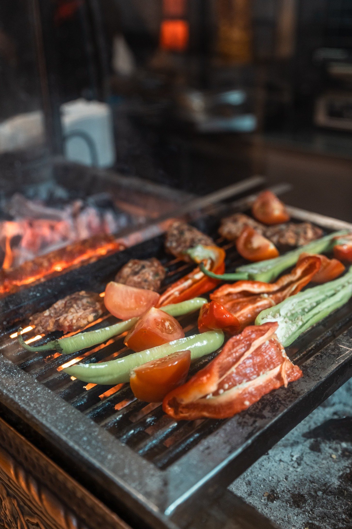 Frisches Gemüse und Köfte auf dem Grill