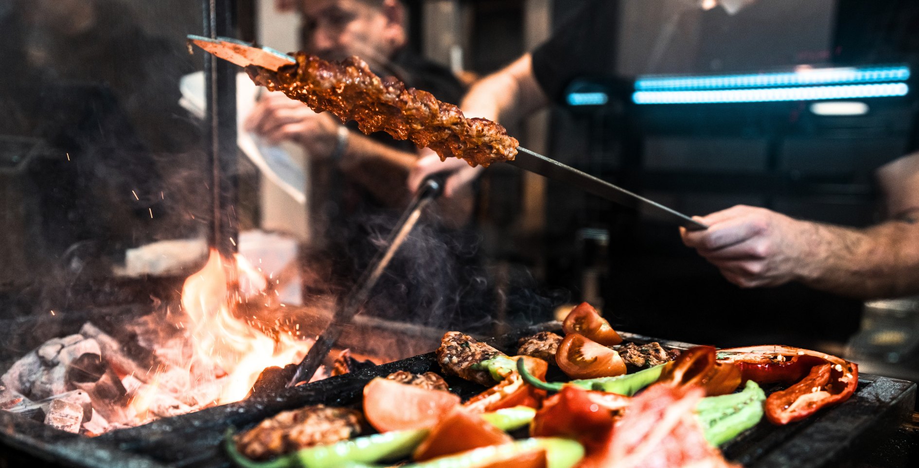 Fleischspieß über offenem Feuer bei Abu’s Steakdöner